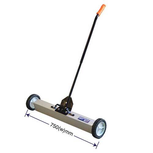 Grip® Telescopic Rolling Magnetic Sweeper 750mm1